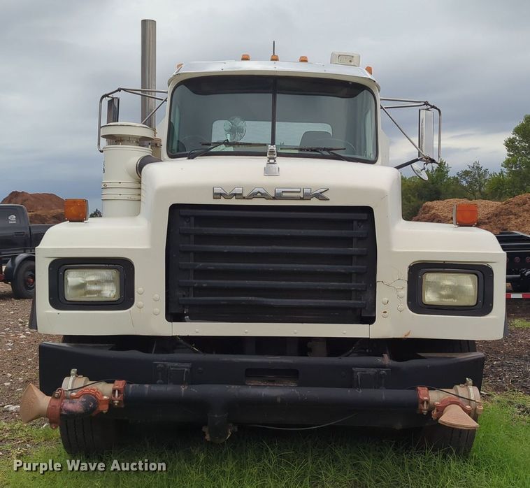 image for item MX9452 2000 Mack RD688S  water truck