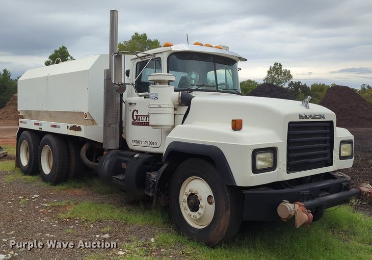 image for item MX9452 2000 Mack RD688S  water truck