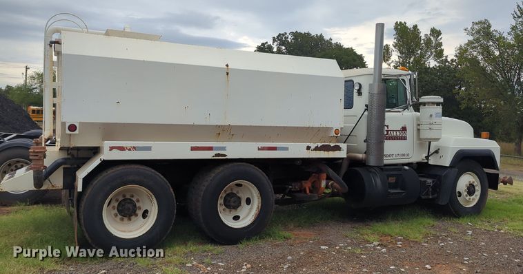 image for item MX9452 2000 Mack RD688S  water truck