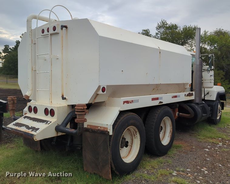 image for item MX9452 2000 Mack RD688S  water truck