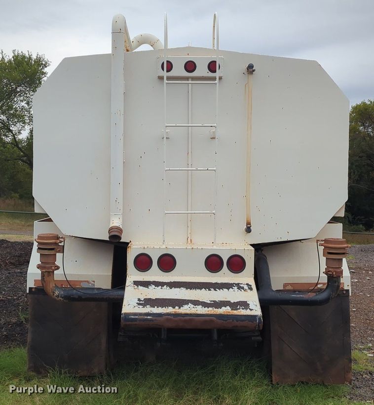 image for item MX9452 2000 Mack RD688S  water truck