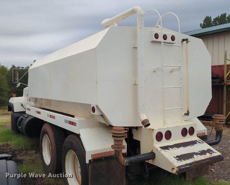 image for item MX9452 2000 Mack RD688S  water truck