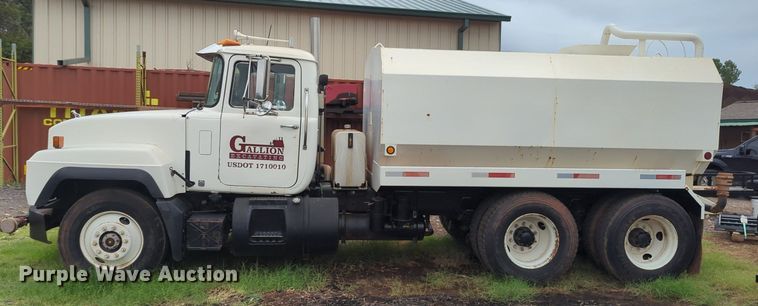 image for item MX9452 2000 Mack RD688S  water truck