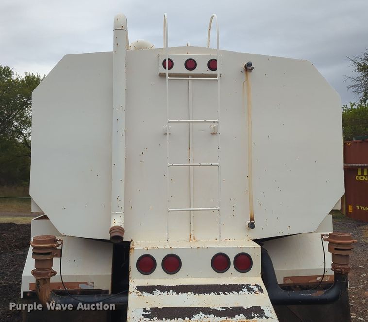 image for item MX9452 2000 Mack RD688S  water truck