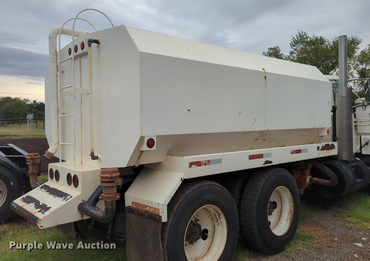image for item MX9452 2000 Mack RD688S  water truck