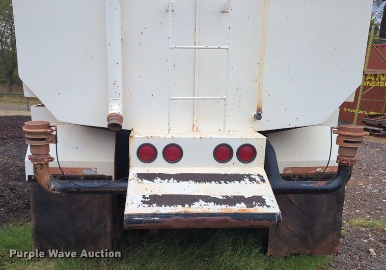 image for item MX9452 2000 Mack RD688S  water truck