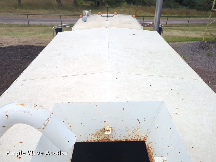 image for item MX9452 2000 Mack RD688S  water truck