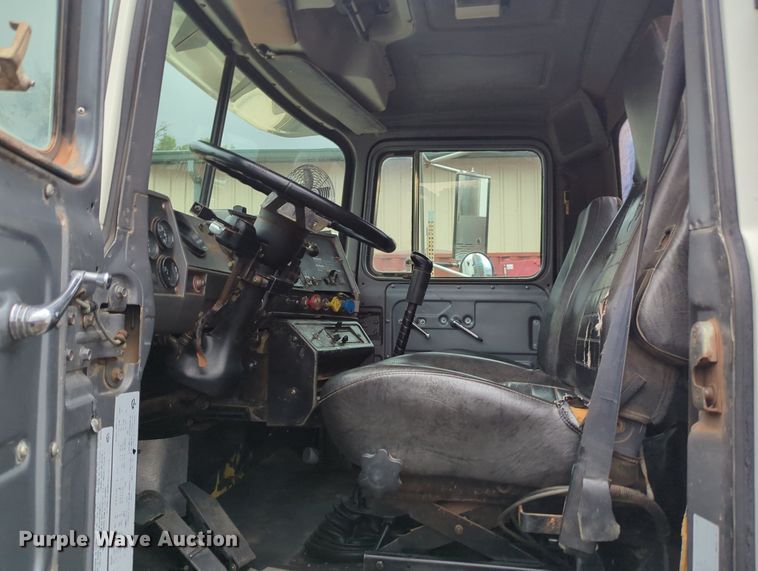 image for item MX9452 2000 Mack RD688S  water truck