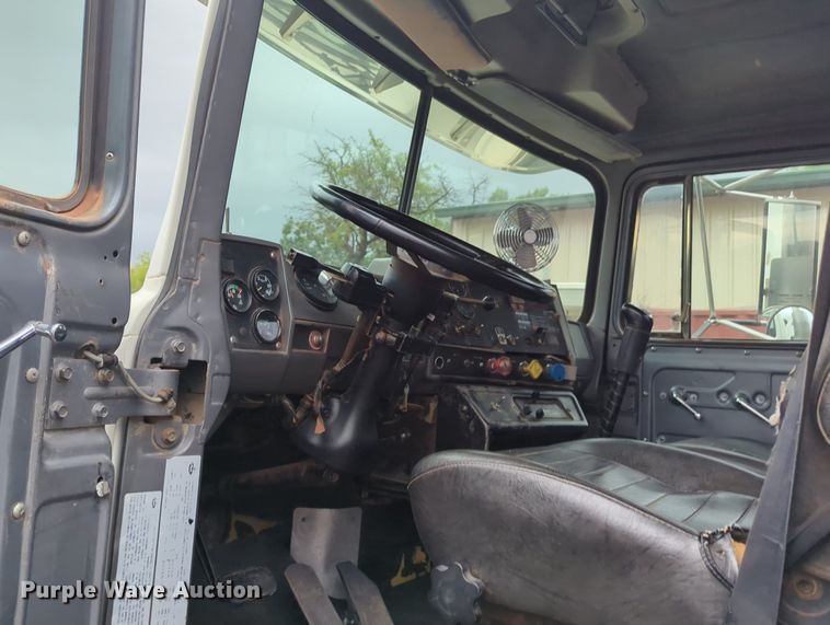 image for item MX9452 2000 Mack RD688S  water truck