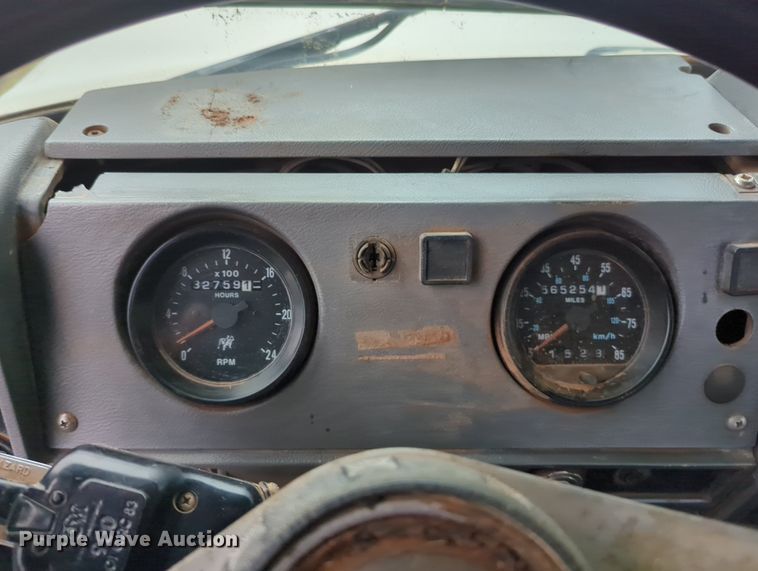 image for item MX9452 2000 Mack RD688S  water truck