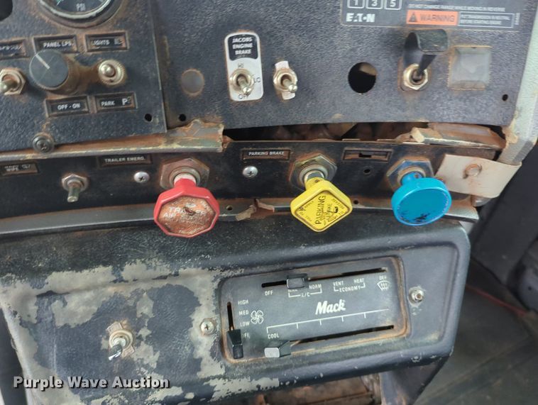 image for item MX9452 2000 Mack RD688S  water truck