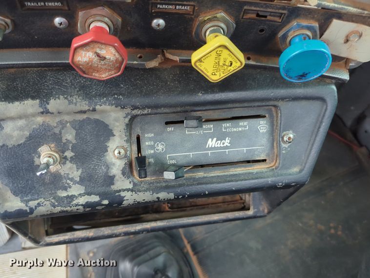 image for item MX9452 2000 Mack RD688S  water truck