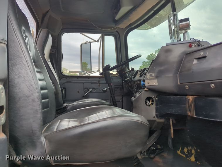 image for item MX9452 2000 Mack RD688S  water truck