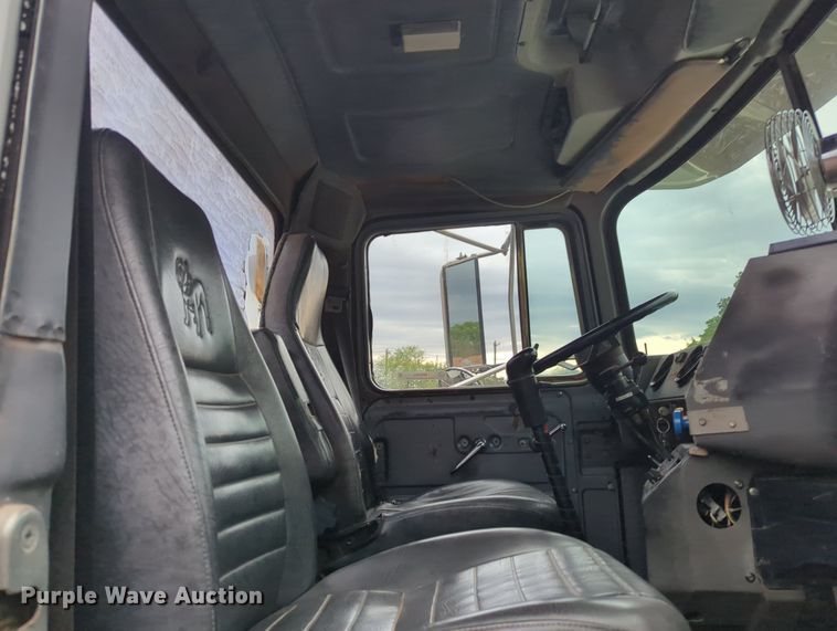 image for item MX9452 2000 Mack RD688S  water truck