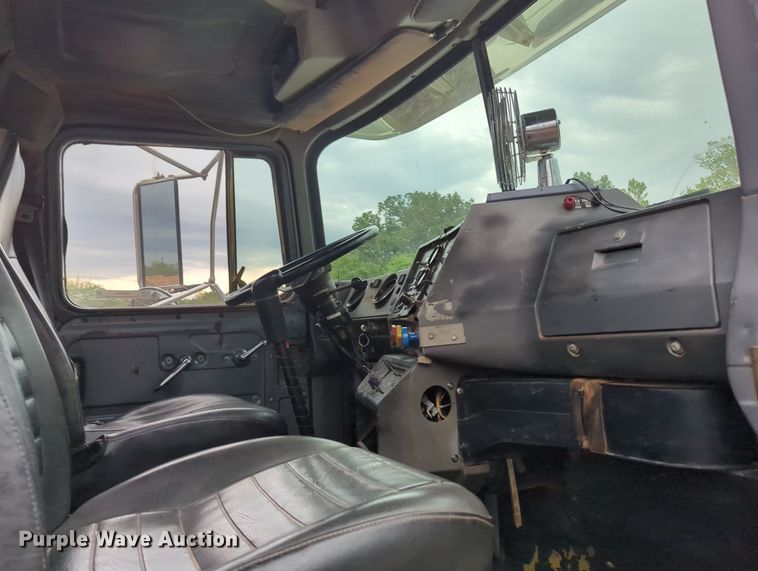 image for item MX9452 2000 Mack RD688S  water truck