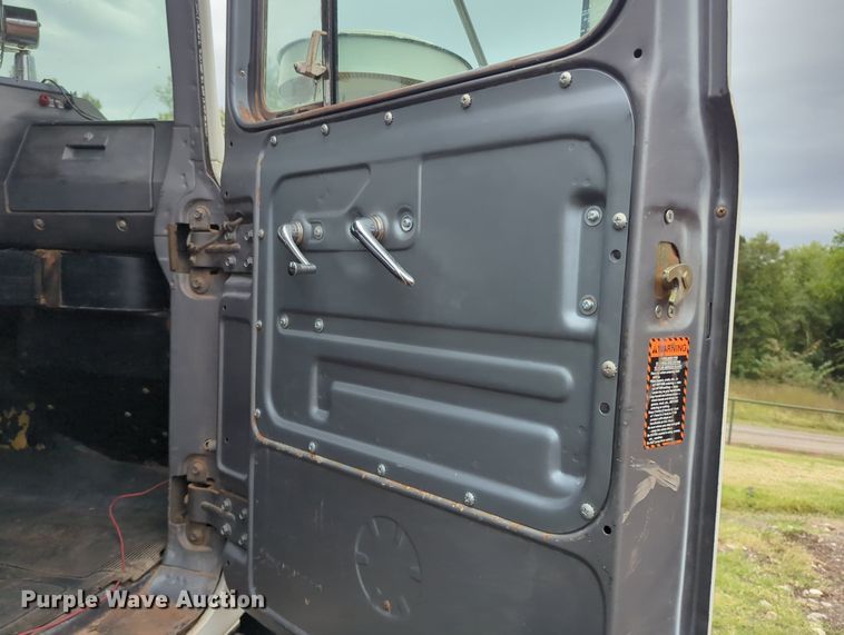 image for item MX9452 2000 Mack RD688S  water truck