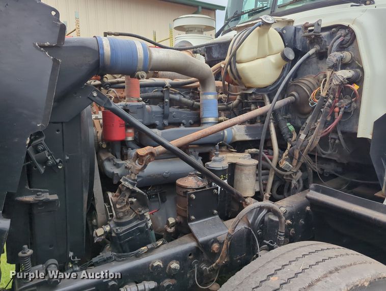 image for item MX9452 2000 Mack RD688S  water truck