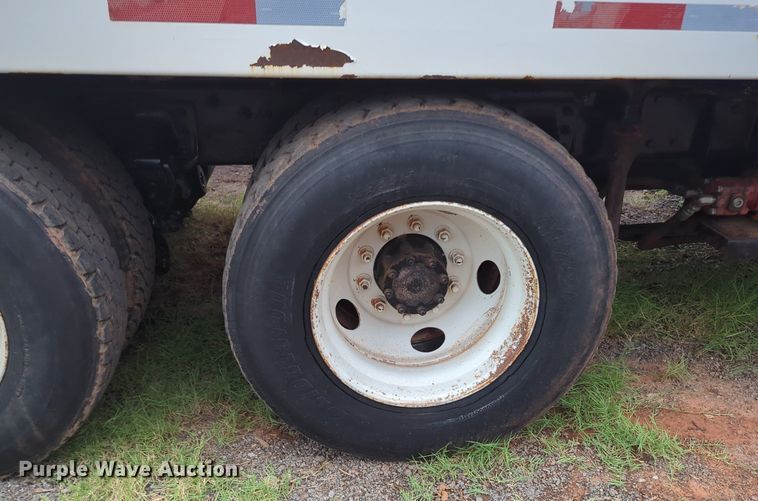 image for item MX9452 2000 Mack RD688S  water truck