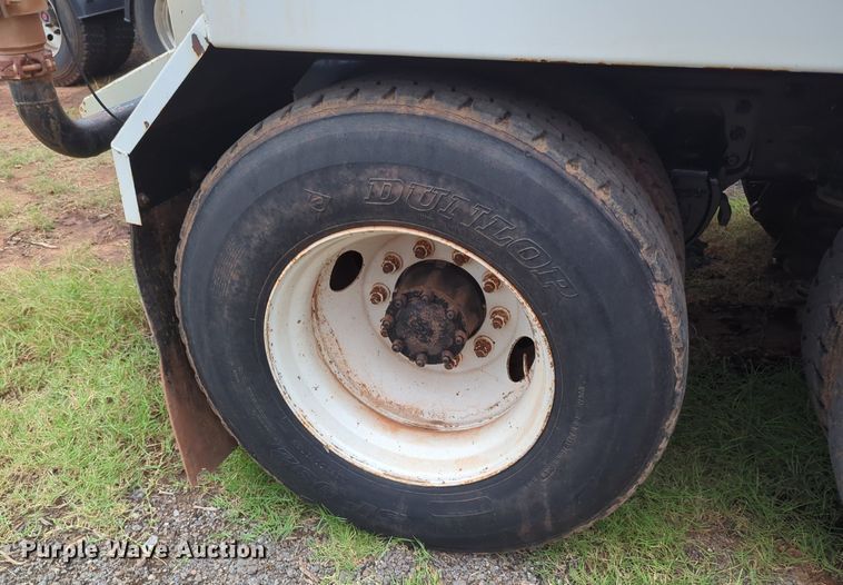 image for item MX9452 2000 Mack RD688S  water truck