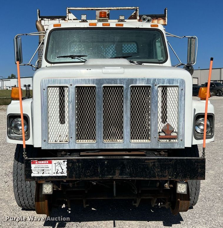 image for item NA9242 2001 International 2674  crane truck