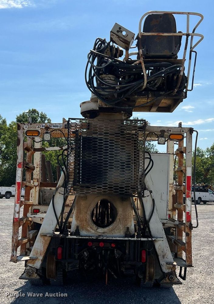 image for item NA9242 2001 International 2674  crane truck