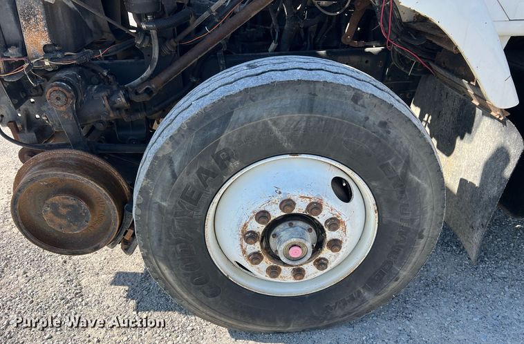 image for item NA9242 2001 International 2674  crane truck