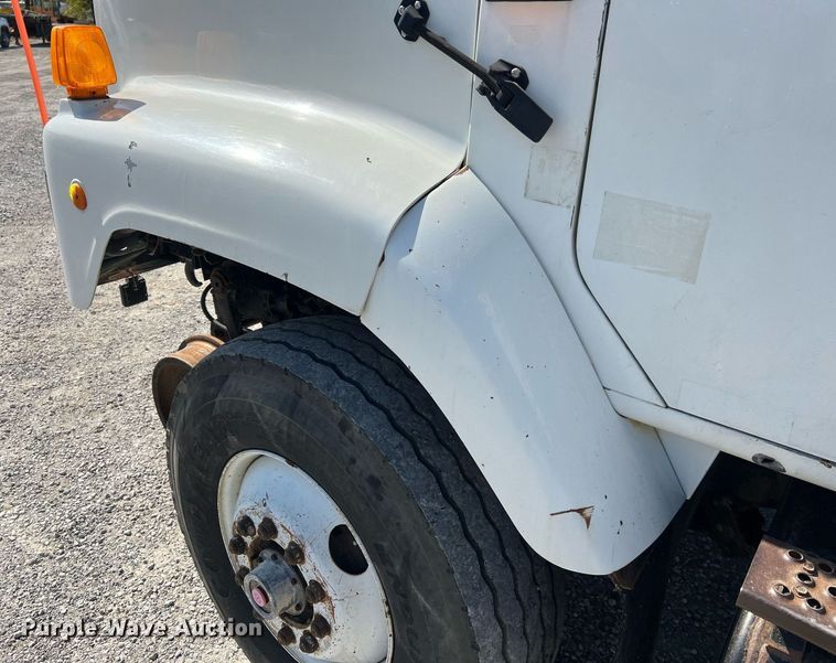 image for item NA9242 2001 International 2674  crane truck