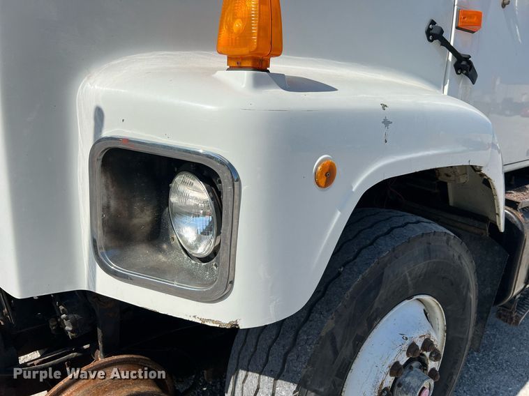 image for item NA9242 2001 International 2674  crane truck