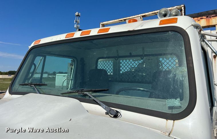 image for item NA9242 2001 International 2674  crane truck