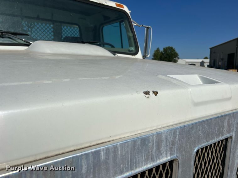 image for item NA9242 2001 International 2674  crane truck