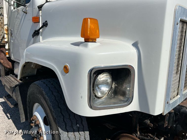 image for item NA9242 2001 International 2674  crane truck