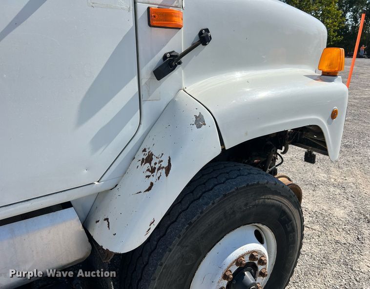 image for item NA9242 2001 International 2674  crane truck