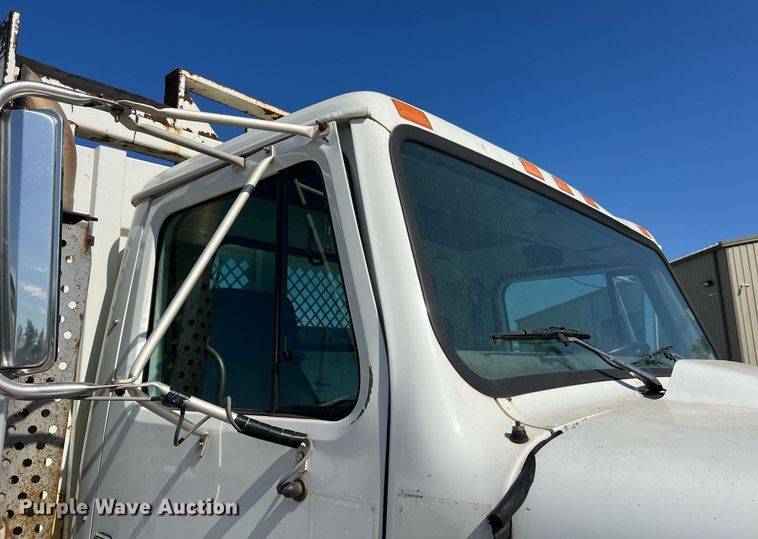 image for item NA9242 2001 International 2674  crane truck