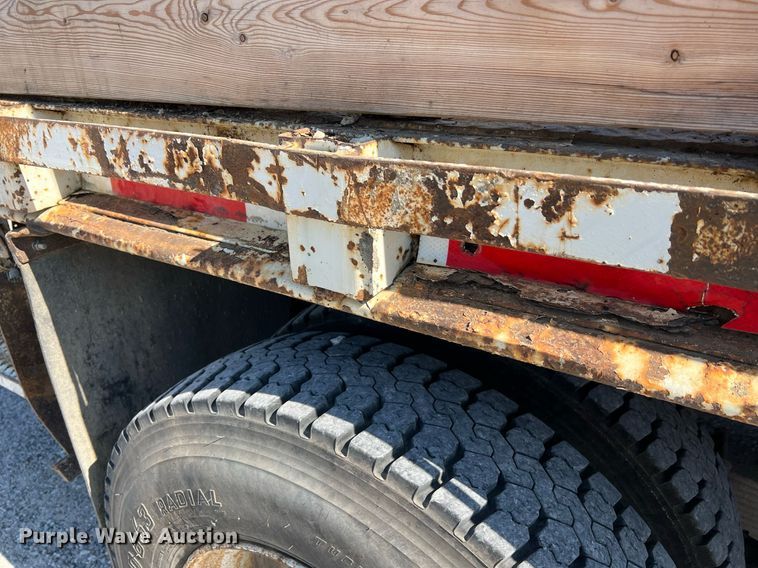 image for item NA9242 2001 International 2674  crane truck