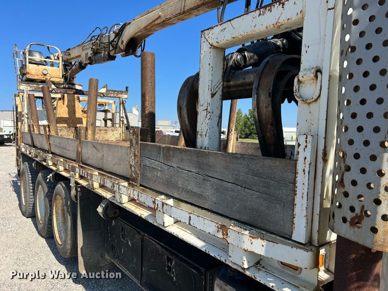 image for item NA9242 2001 International 2674  crane truck