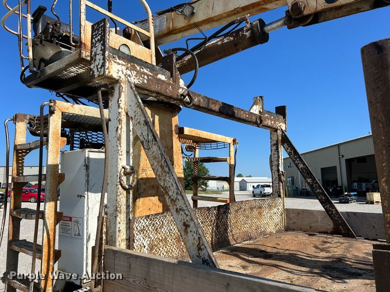 image for item NA9242 2001 International 2674  crane truck