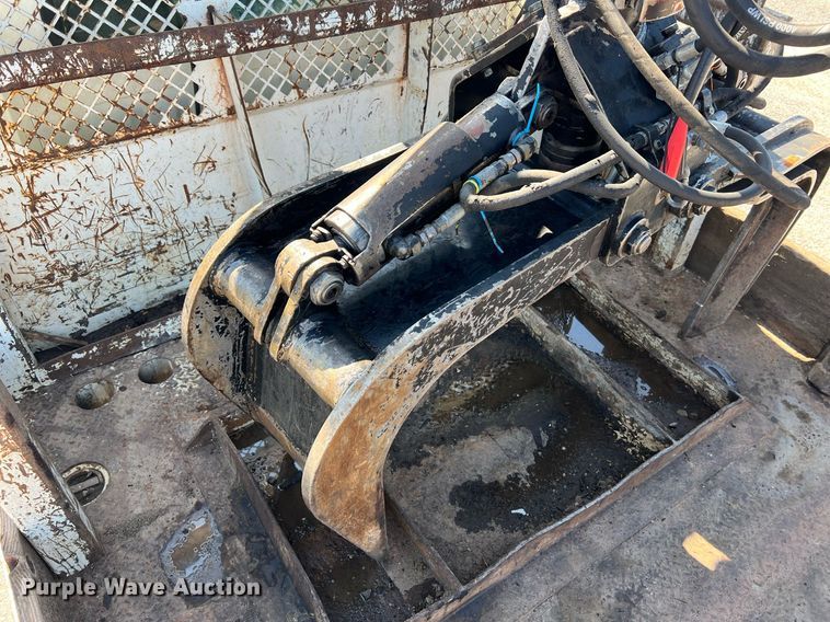 image for item NA9242 2001 International 2674  crane truck