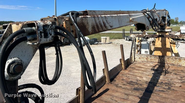 image for item NA9242 2001 International 2674  crane truck