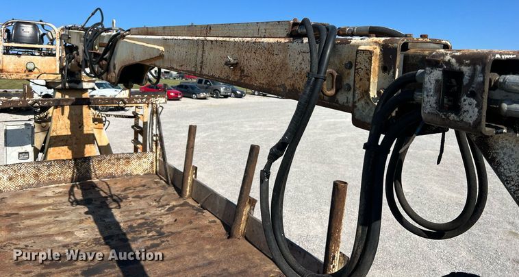 image for item NA9242 2001 International 2674  crane truck