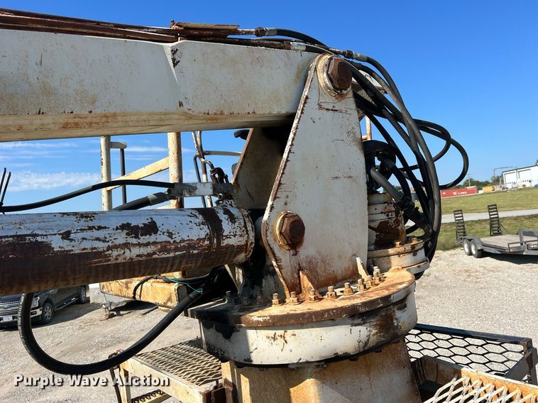 image for item NA9242 2001 International 2674  crane truck