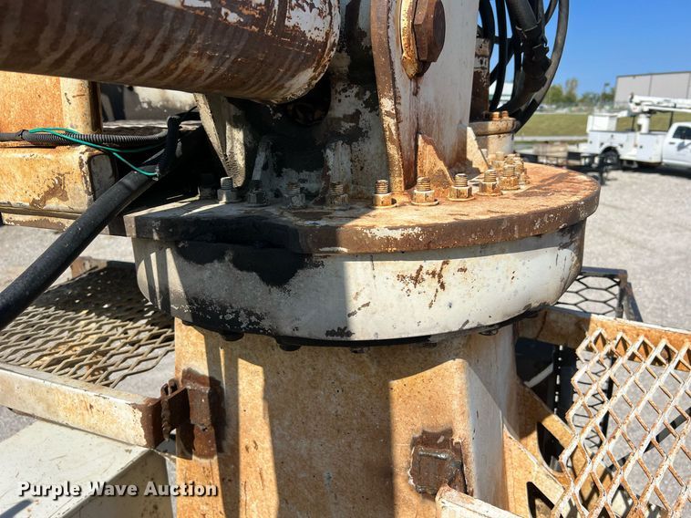 image for item NA9242 2001 International 2674  crane truck