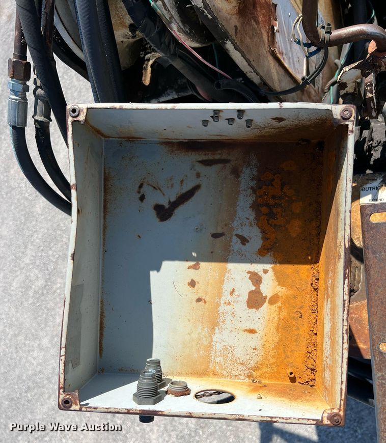 image for item NA9242 2001 International 2674  crane truck