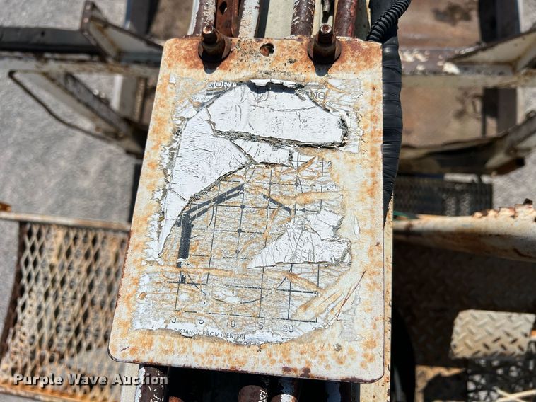 image for item NA9242 2001 International 2674  crane truck