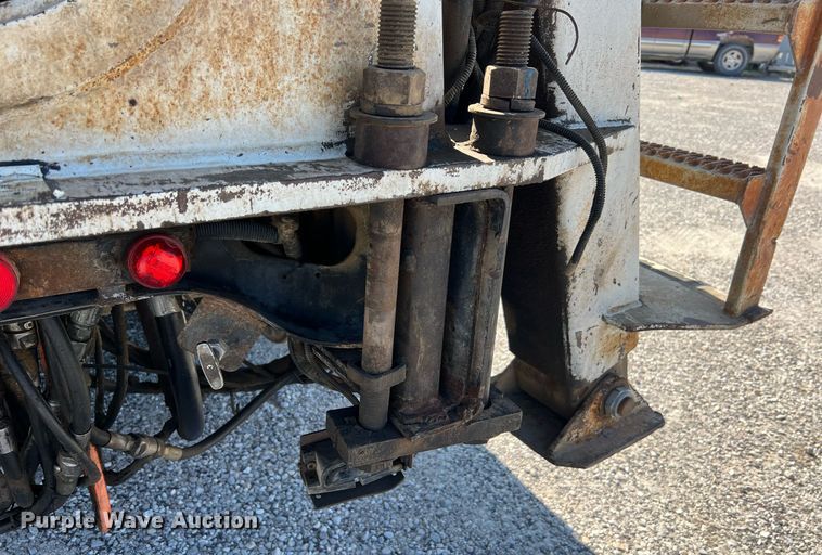 image for item NA9242 2001 International 2674  crane truck