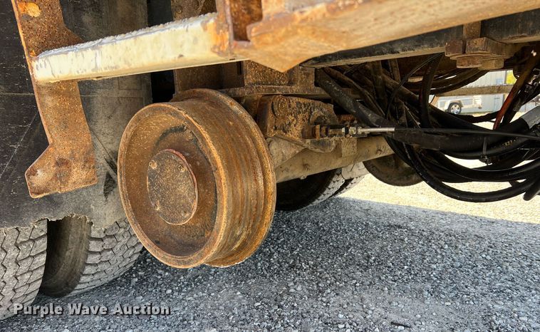 image for item NA9242 2001 International 2674  crane truck