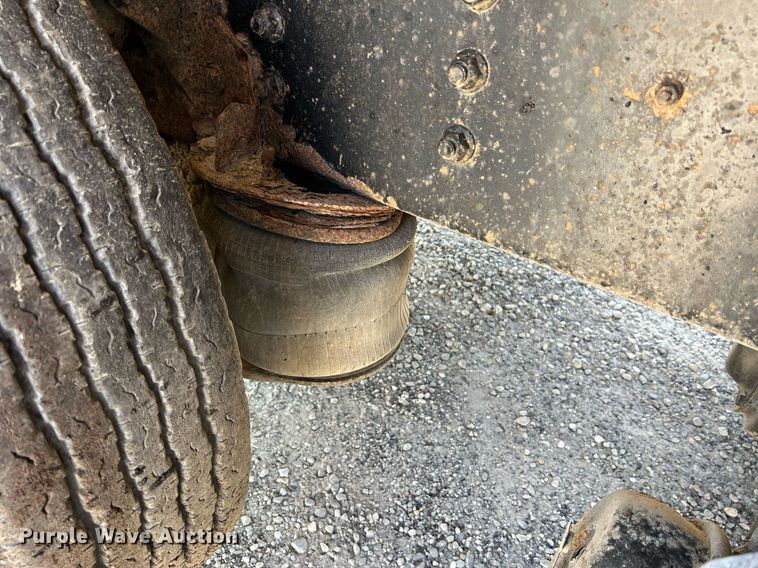 image for item NA9242 2001 International 2674  crane truck