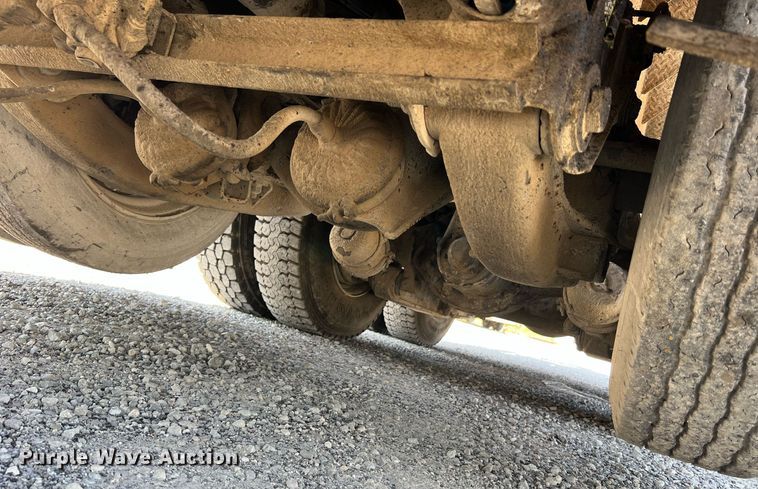 image for item NA9242 2001 International 2674  crane truck