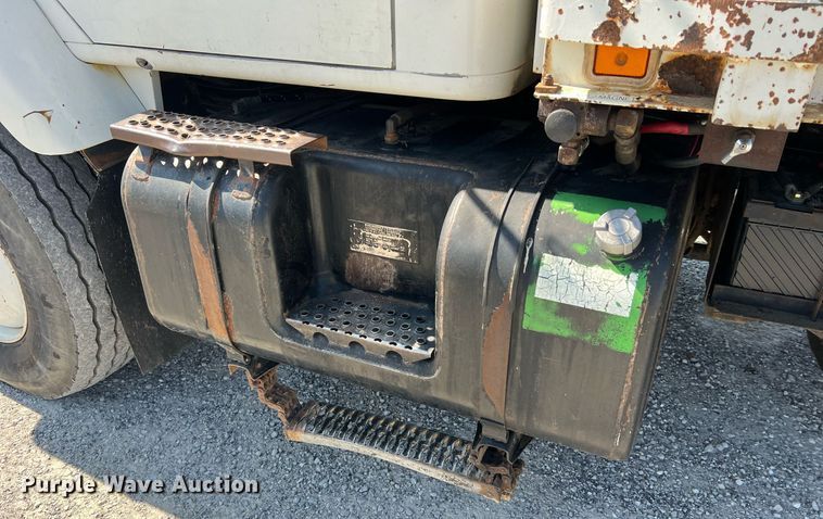 image for item NA9242 2001 International 2674  crane truck