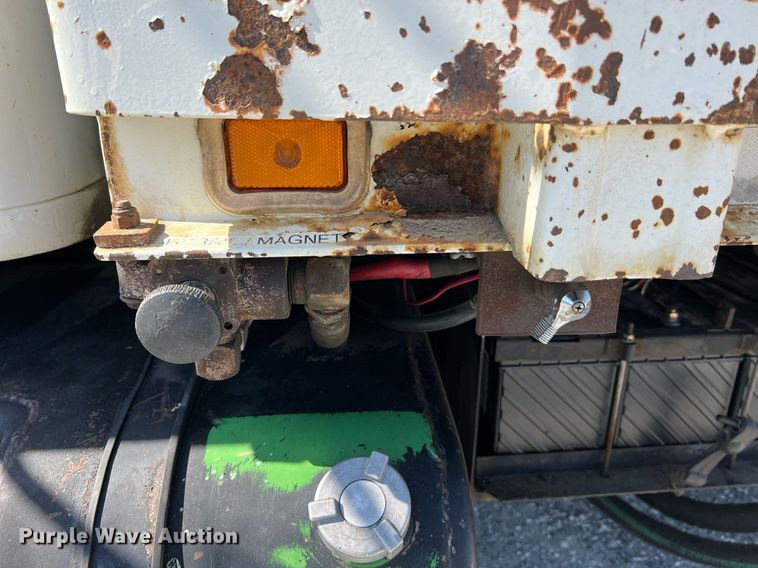 image for item NA9242 2001 International 2674  crane truck