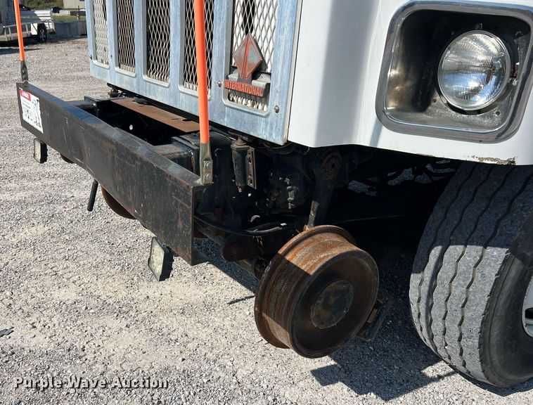 image for item NA9242 2001 International 2674  crane truck